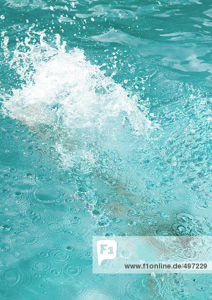 Oberfläche des Schwimmbeckens beim Untertauchen des Schwimmers