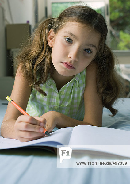 Mädchen bei den Hausaufgaben