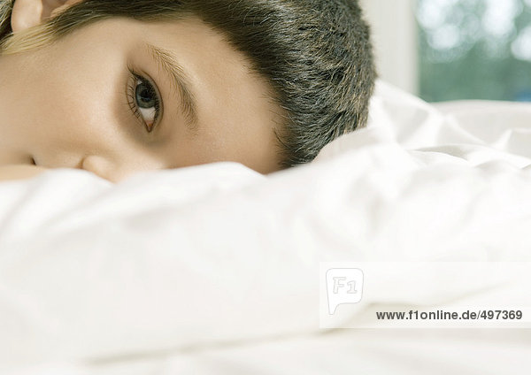 Kind im Bett liegend  abgeschnittene Ansicht des Kopfes