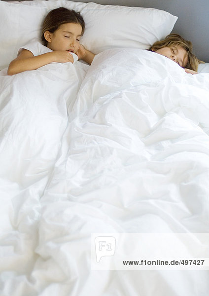 Zwei Kinder schlafen im Bett