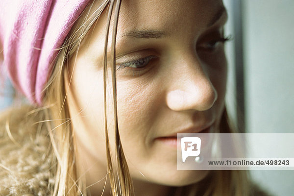Junge Frau mit Gesichtspiercing  Nahaufnahme