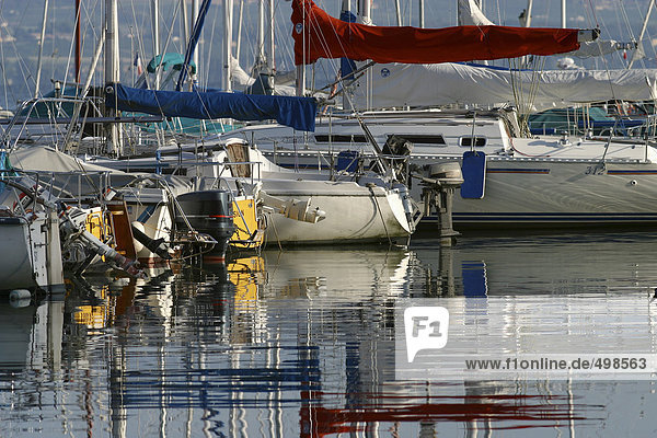 Schweiz  Boote auf dem Lemansee festgemacht