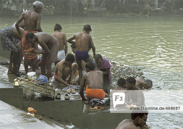 Indien  Kalkutta  Männerwäsche am Fluss