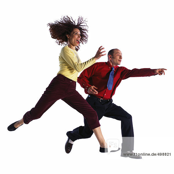 Mann und Frau springen