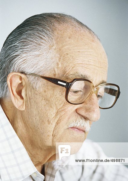 Älterer Mann mit Brille