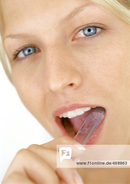 Junge Frau beim Zähneputzen