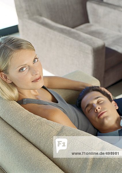Mann schlafend mit Kopf auf dem Schoß der Frau