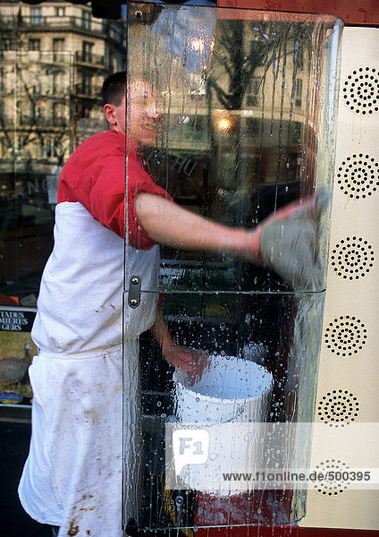 Mann wäscht Fenster