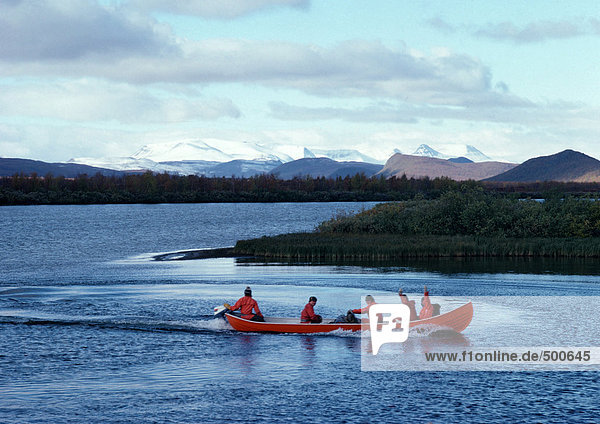 Finnland  Menschen im Kanu auf dem See