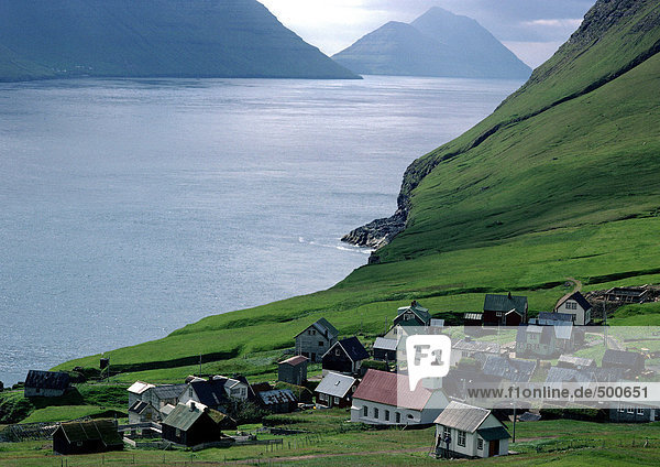 Skandinavien  Dorf mit Meerblick und Bergen im Hintergrund