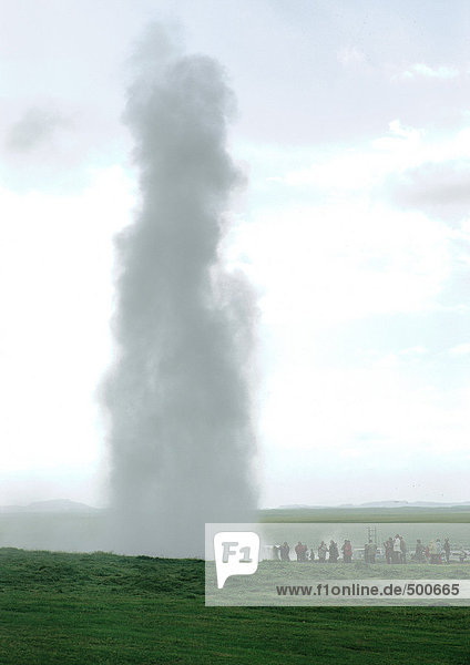 Island, Menschen versammelten sich in der Nähe von Geysir.