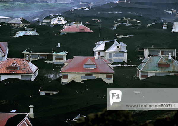 Island  Dorf halb in Vulkanasche vergraben