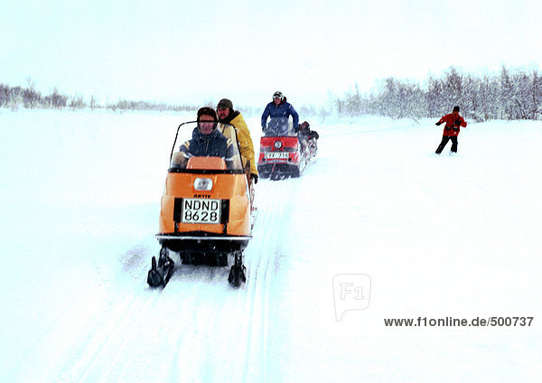 Schweden  Schneemobilfahrer im Schnee