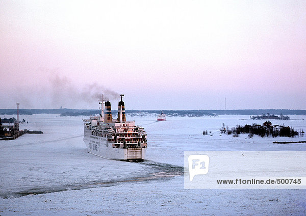 Ostsee,  Schiff im verschneiten Wasser