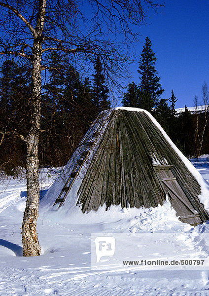 Finnland,  Holzschuppen im Schnee