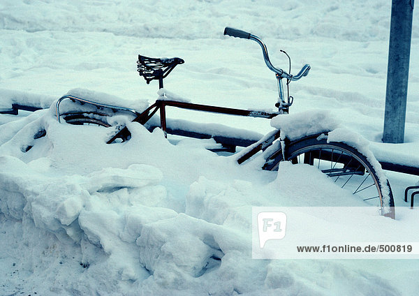 Schweden  Fahrrad im Schnee vergraben