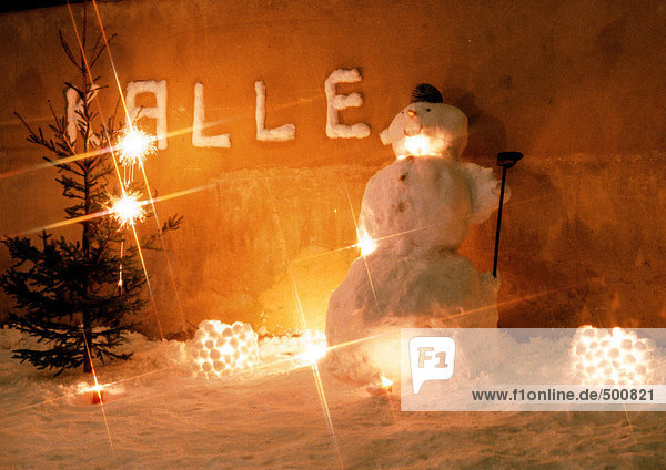 Schweden  Schneemann und Weihnachtsbaum mit Lichtern
