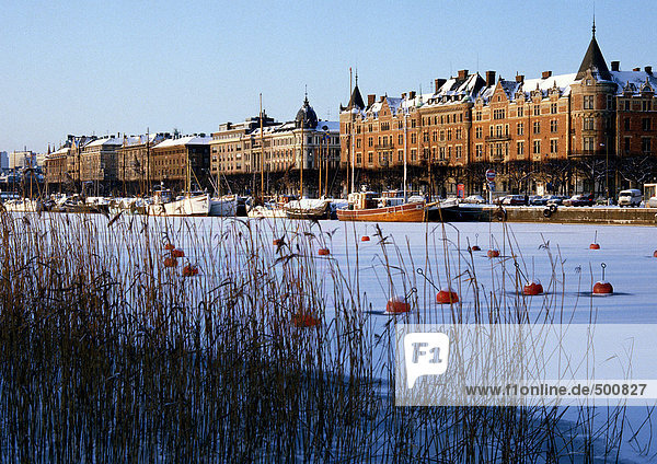 Schweden,  Stockholm,  schneebedeckter Hafen und Gebäude am Kai