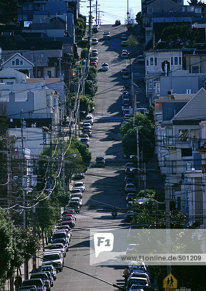 Kalifornien  San Francisco  steile Stadtstraße mit Autos am Straßenrand