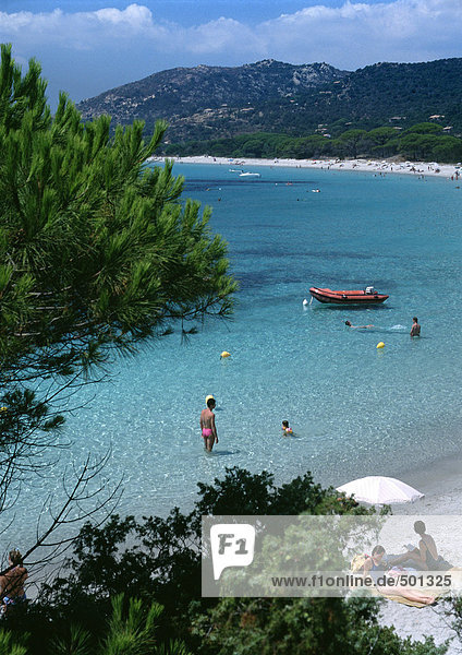 Frankreich  Korsika  Menschen am Strand  Weitwinkelansicht