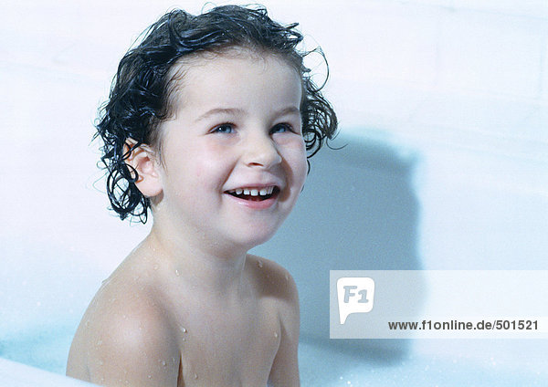 Kind in der Badewanne  Portrait.