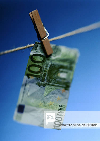 Hundert Euro-Schein an der Wäscheleine hängend mit Wäscheklammer