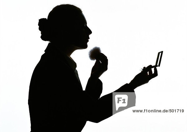 Frau beim Schminken  Silhouette