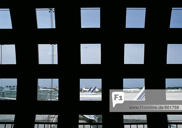 Gitterfenster am Flughafen