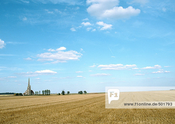 Frankreich  Picardie  Feld mit Bäumen und Kirche in der Ferne