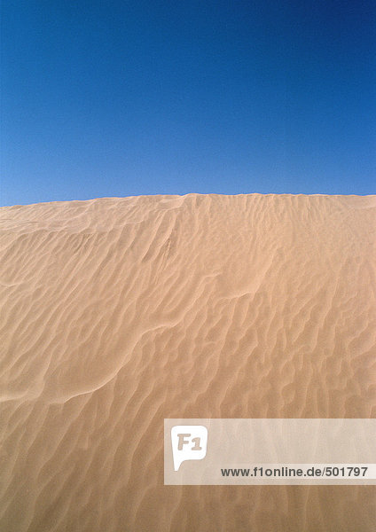 Tunesien  Sahara  geriffelte Sanddüne gegen den Himmel