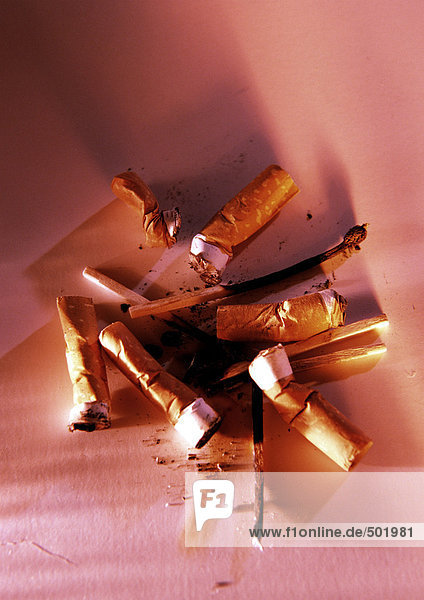 Zigarettenstummel und gebrauchte Streichhölzer