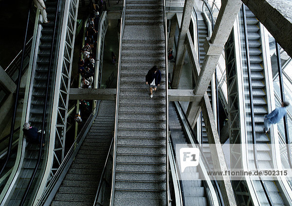 Personen auf Treppen und Rolltreppen im Bahnhof  Draufsicht
