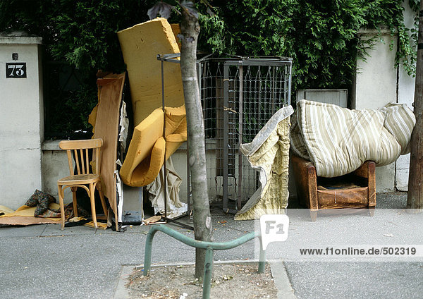 Alte Möbel verlassen auf dem Bürgersteig