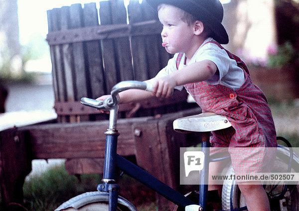 Junge auf dem Fahrrad  Seitenansicht