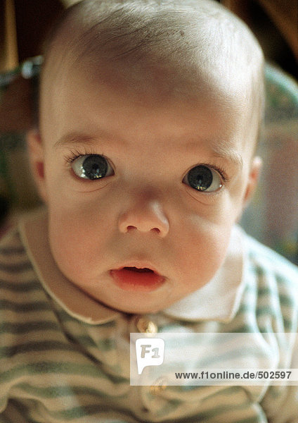 Baby schaut in die Kamera  Porträt