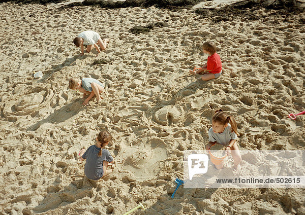 Kinder graben im Sand  erhöhte Aussicht
