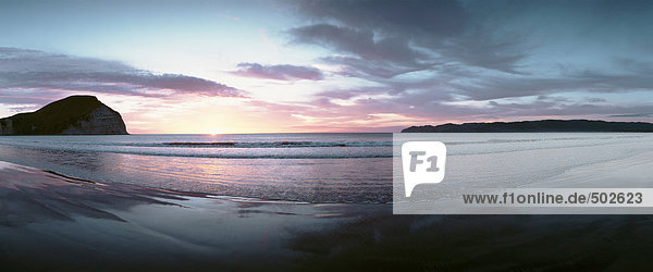Neuseeland  Strand bei Sonnenuntergang  Panoramablick