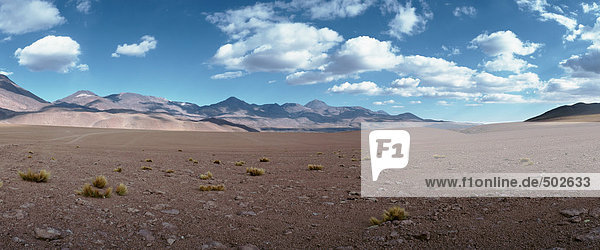 Chile  Wüstenlandschaft  Berge im Hintergrund  Panoramablick