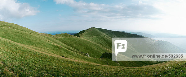 Frankreich  grasbewachsenes Plateau  Bergrücken im Hintergrund  Panoramablick