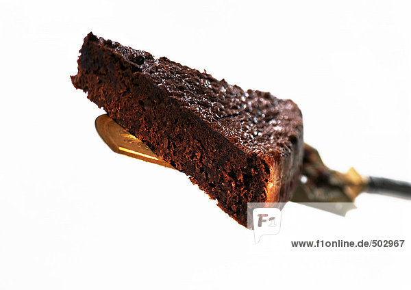 Stück Schokoladenkuchen auf Tortenheber  Nahaufnahme  weißer Hintergrund