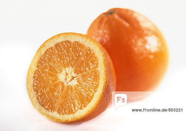 Halborange  im Fokus  vor ganzem Orange  weißer Hintergrund