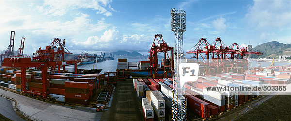 Container und Kräne auf Docks