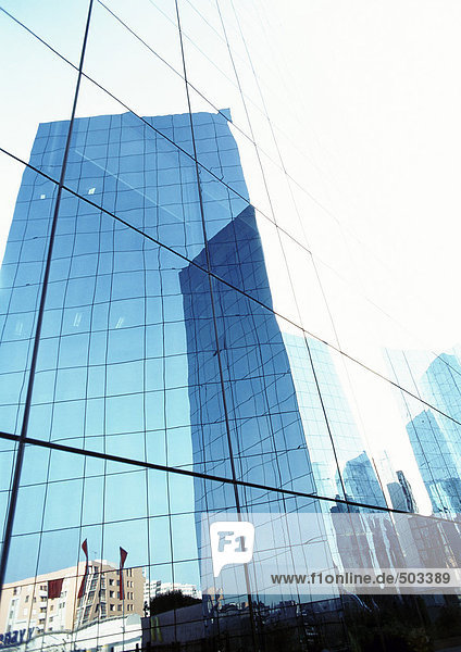 Vereinigte Staaten  New York  Gebäude in Fensterscheiben reflektiert