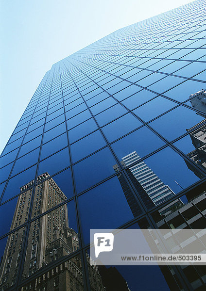 Vereinigte Staaten  New York  Gebäude spiegelt sich in der Fassade des Wolkenkratzers  Blickwinkel niedrig