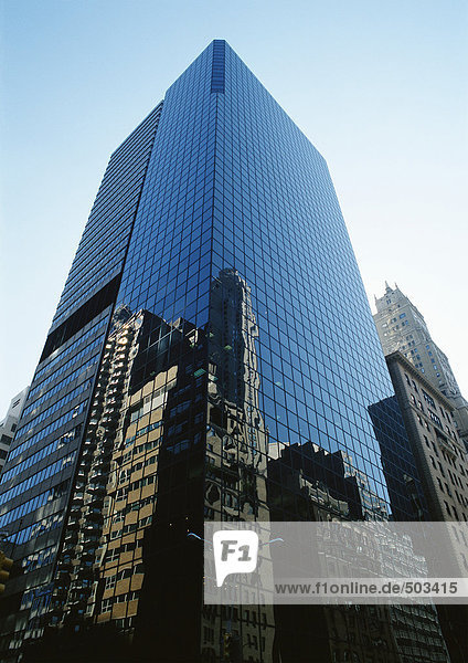Vereinigte Staaten  New York  Gebäude auf Wolkenkratzer reflektiert  Tiefblick