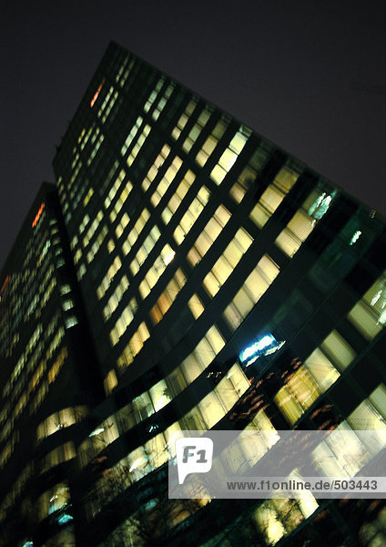 Wolkenkratzerfassade bei Nacht,  Tiefblick