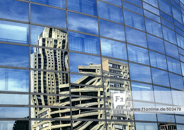 Gebäude spiegelt sich in den Fensterscheiben wider