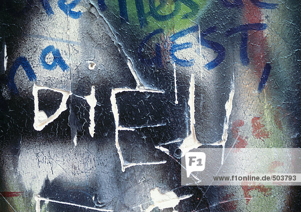 Gottes Text in Französisch an der Wand gekratzt mit Graffiti  Nahaufnahme