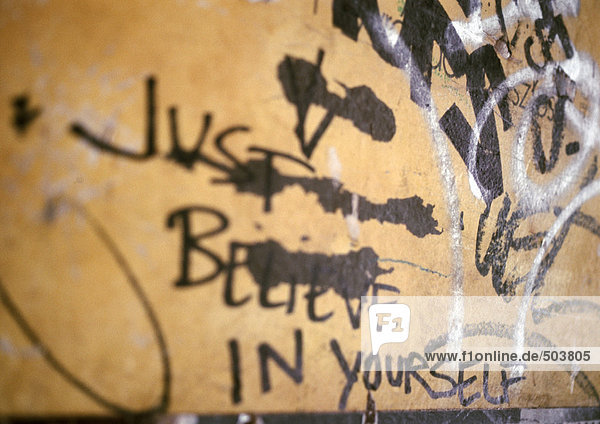 Just believe in yourself geschriebener Text und Graffiti an der Wand,  Nahaufnahme