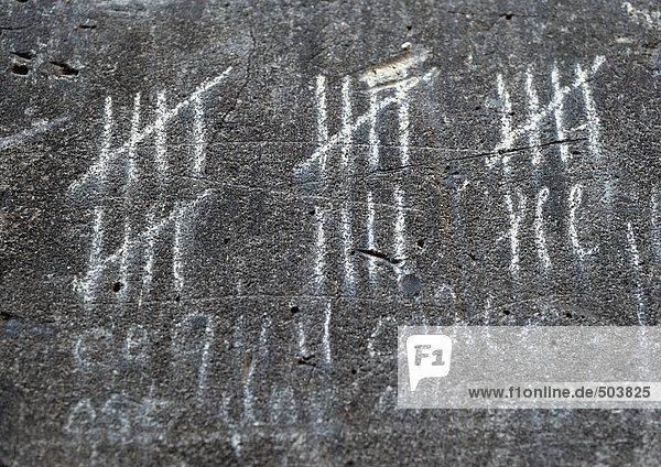 Kreidemarkierungen an der Wand  Nahaufnahme